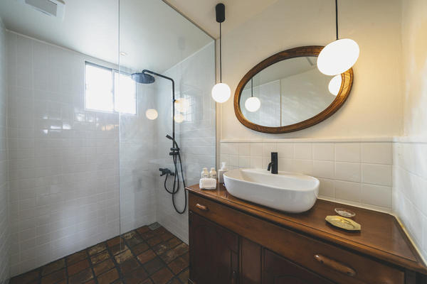 Mid-Century House YOGI-bathroom.jpg