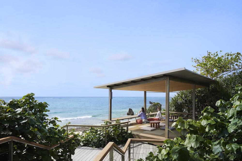 【バンタカフェ】海辺のテラス人入り (1).jpg