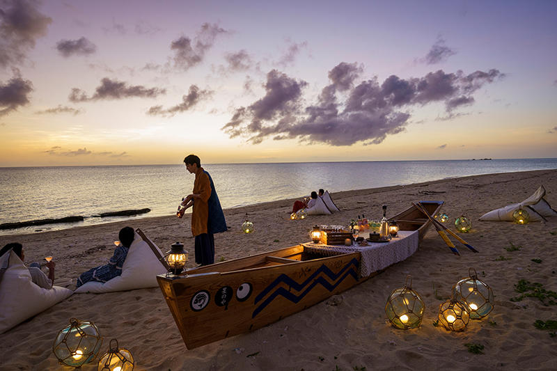 【星のや沖縄】浜辺のサバニ・アペリティフ_薄暮.jpeg